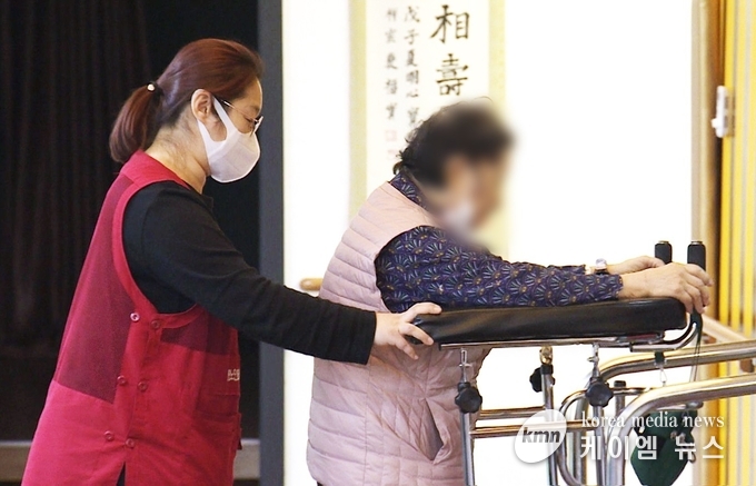 근무 중인 돌봄종사자가 어르신을 돌보고있다 사진/오산시청 제공