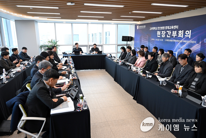 안산시 고대 안산병원에서 첫 현장간부회의 하고있다 사진/ 안산시청 제고