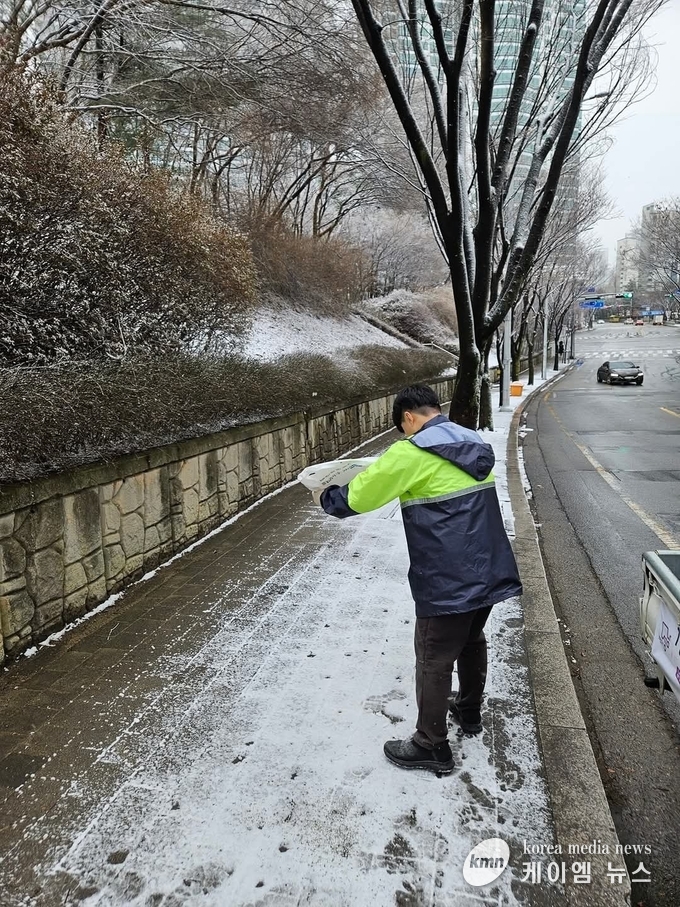 공무원이 주택가 골목길 이면도로에 제설제를 살포하고있다 사진/성남시청 제공