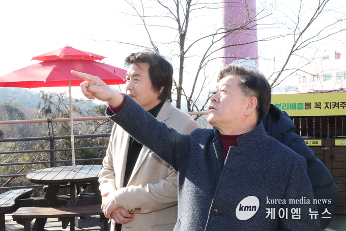 박 시장이 광명동굴 시설을 점검하고 있다 사진/광명시청 제공