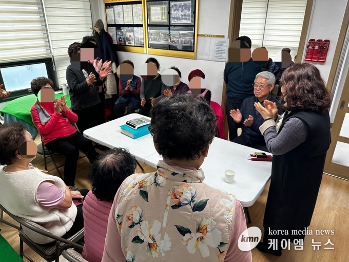 유미정 세마동장이 직접 경로당을 방문 새해 인사를 드리며 소통하는 시간을 가졌다 사진/오산시청 제공 