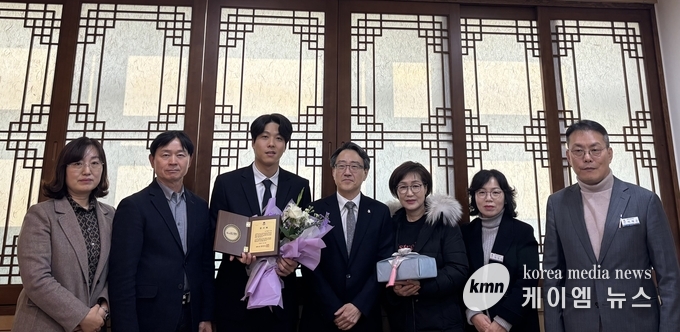 故 박순자 감사패 전달식을 마치고 지인들이 함께하고있다 사진/평택시청 제공