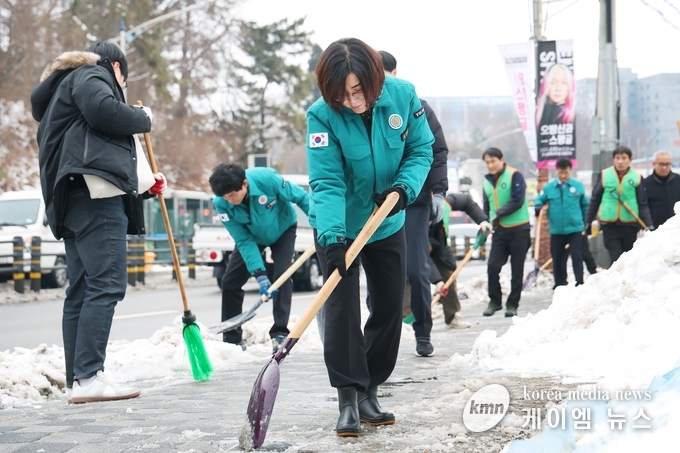31일 김보라시장과 공무원들이 제설작업을 하고있다 사진/안성시청 제공