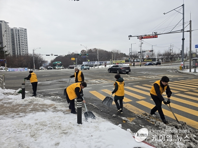보행 안전을 위한 제설작업을 하고있다 사진/평택시청 제공