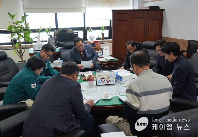 지난 31일, 대설경보 발효에 따른 안성시의 대처 상황점검 회의를 하고있다 사진/안성시의회 제공