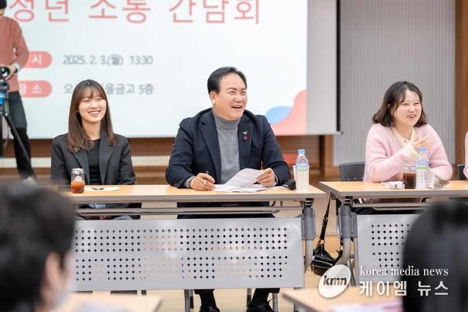 청년 50명과 소통간담회를 열고있다 사진/오산시청 제공