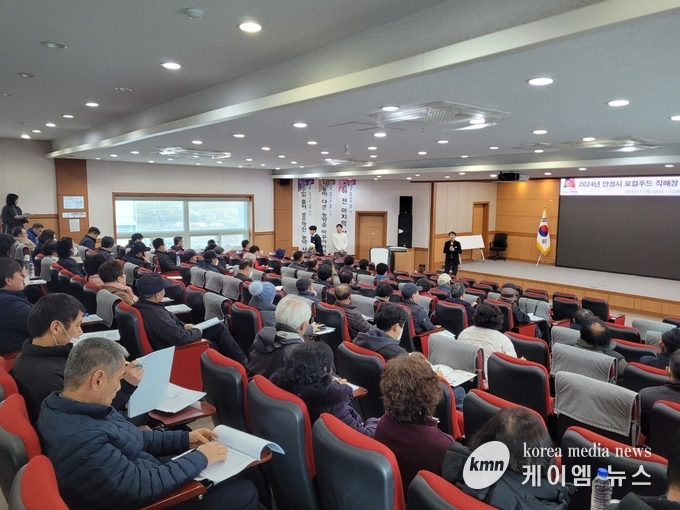 시간 동안 로컬푸드 직매장 참여농가 상반기 필수 교육을 하고있다 사진/안성시청 제공