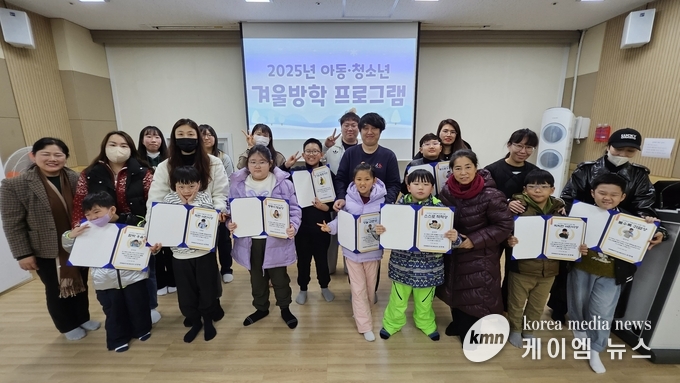 아동·청소년들을 위한 특별한 프로그램을 마무리하고 기념촬영을 하고있다 사진/평택북부장애인복지관