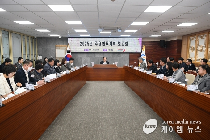 2025년 주요업무 보고회를 하고있다 사진/오산시청 제공