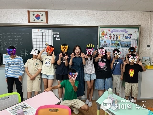 지산초록도서관에서 진행한 송신초등학교 다문화 학급의 수업 사진/평택시청 제공