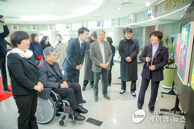  배정수 의장과 의원들이 작품을 살펴보고 있다