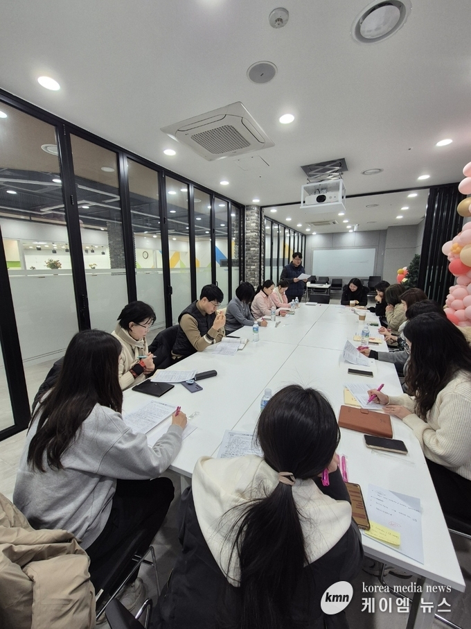2025년 신규 사업인 누구나 돌봄사업 8개 동 담당자 교육을 진행하고있다 사진/오산시청 제공