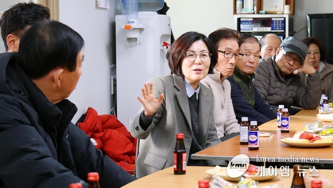 김보라 안성시장은 지난 5일 안성시 한파쉼터 경로당을 방문하고 았다 사진/안성시청 제공