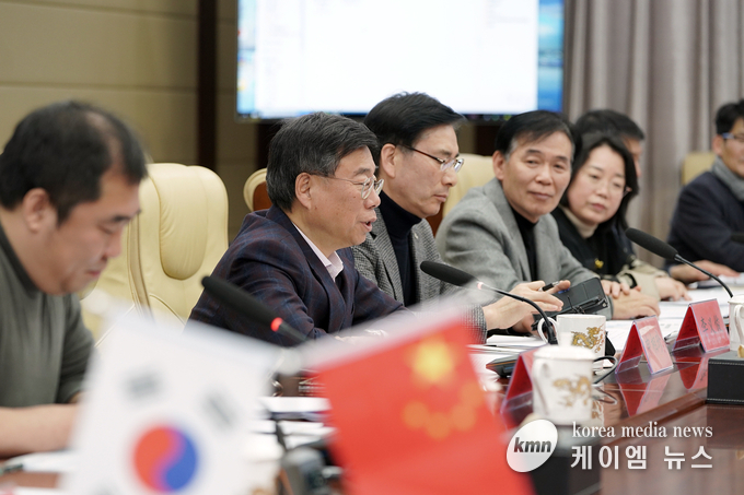 체육진흥과-신상진 성남시장이 흑룡강성 상무청에서 간담회를 하고 있다 