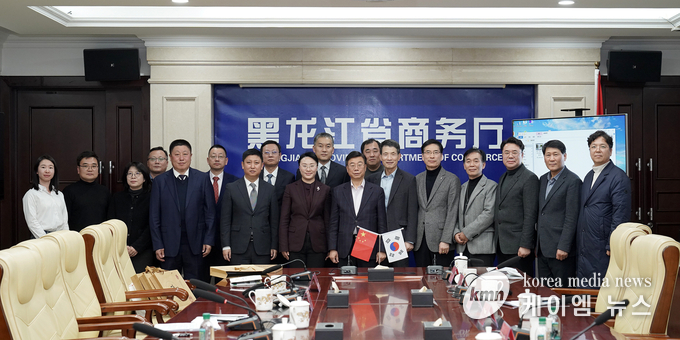 간담회를 마치고 단체사진을 찍고 있다