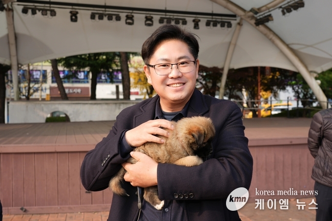사진/안성시의회 최호섭위원장이 강아지를 안아주고있다.
