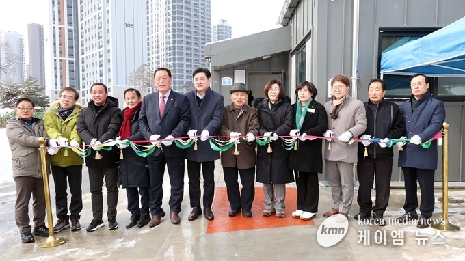 당왕1통 경로당 준공식에 김보라시장(우측5번째), 안정열 안성시의회 의장(왼쪽5번째) 주민등60여명참여 사진/안성시청 제공
