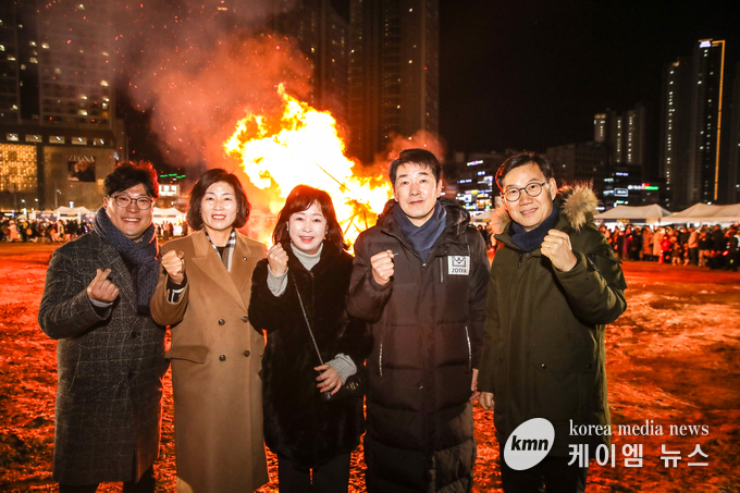 배정수 의장(왼쪽에서 네번째), 김영수 위원장, 명미정, 차순임, 이해남 의원