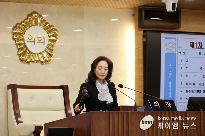  제254회 임시회에서 의사봉 타봉하는 김명숙 부의장 사진/평택시의회 제공