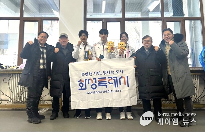 (왼쪽 두번째부터 박종선 화성시체육회장, 김태성 선수, 장성우 선수, 노도희 선수, 조승문 화성특례시 제2부시장) 사진/화성특례시청 제공