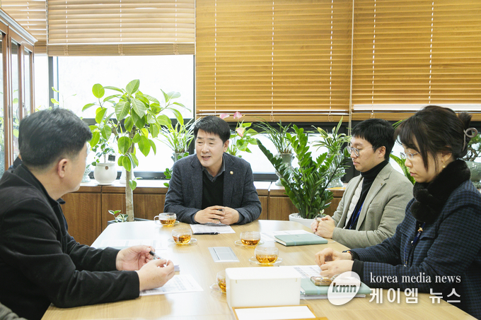 배정수 의장이 관내 지역업체 구매 활성화 간담회에서 대담 중이다 사진/화성특례시청 제공
