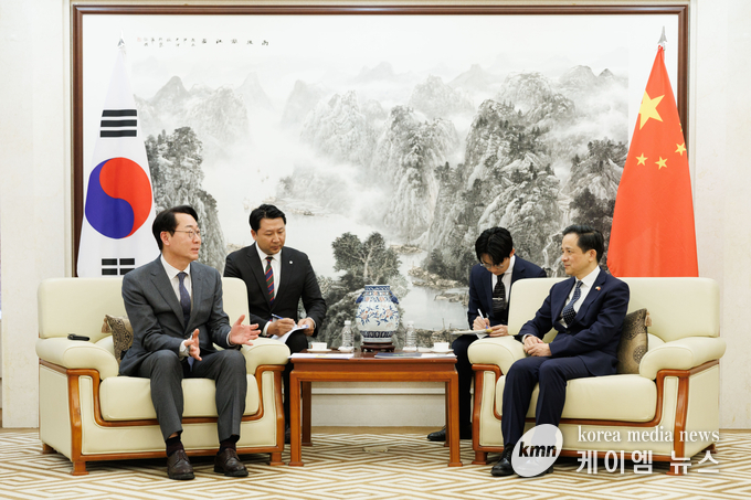 주한 중국대사관을 방문해 다이빙(Dai Bing) 주한 중국대사를 만나 경제 협력 방안을 논의하고있다 사진/화성특례시청 제공