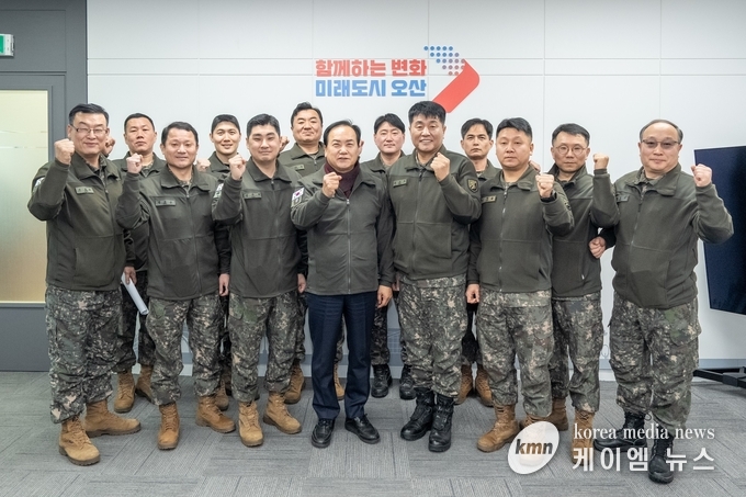 2025년 예비군 지휘관 간담회를 마치고 화이팅하고있다 사진/ 오산시청 제공