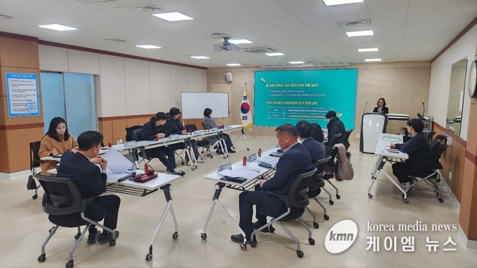 우수농산물을 학교급식에 공급하기 위한 학교급식심의위원회를 개최하고있다 사진/안성시청 제공