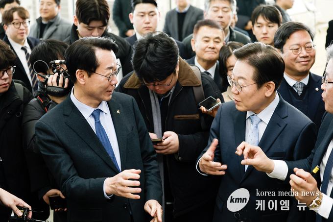 정명근 화성특례시장과 이재명 민주당 대표가 대화를 하고있다