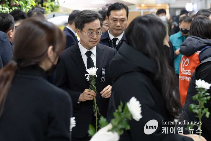 김 지사가 제주항공 참사 합동분향소를 찾아 추모하고 있다 사진/경기도청 제공