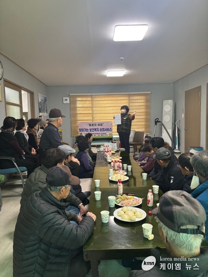 경로당을 방문하여 보건·복지서비스 안내 사진/안성시청 제공