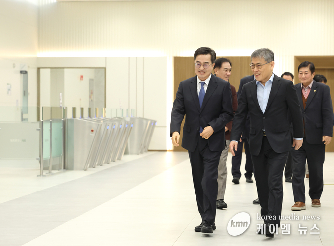 김 지사는 반도체 팹 생산라인을 둘러 보았다