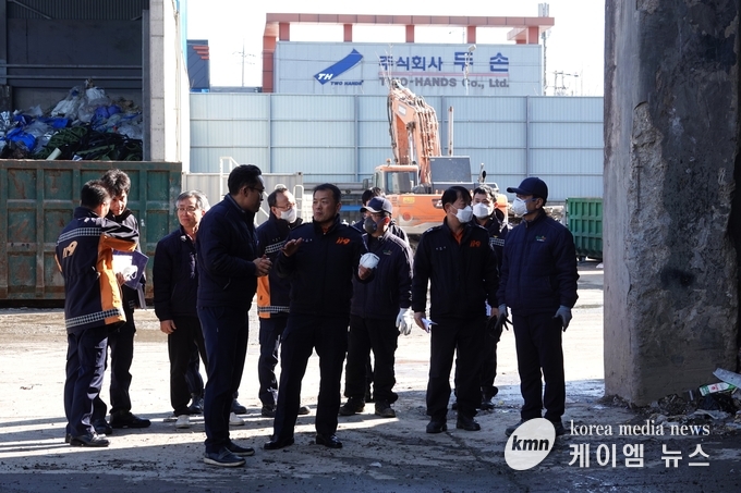 미양면에 위치한 ㈜그린플러스 사업장을 대상으로 화재 예방 및 안전설명을 하고있다 사진/안성소방서 제공