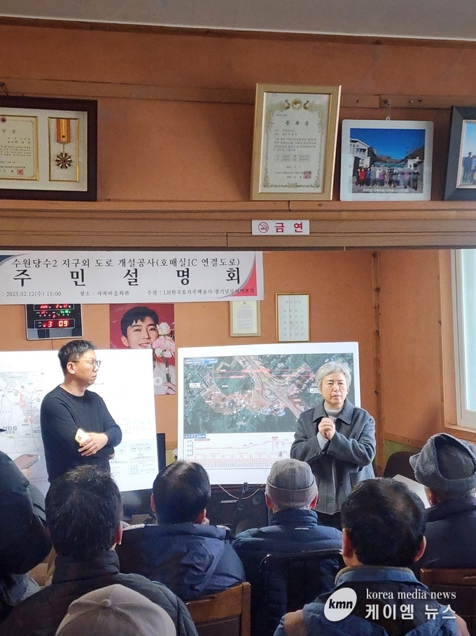 호매실동 자목마을 주민들과 도로 개설 관련 의견 청취 사진/수원특례시청 제공
