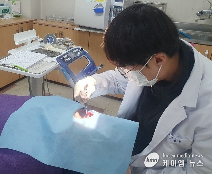 보건소에서 어르신이 스케일링(치석제거술)을 받고있다 사진/평택시청 제공
