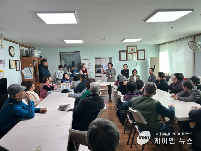 김보라 시장이 경로당 순회 방문(내건지경로당)을 하고있다 사진/안성시청 제공