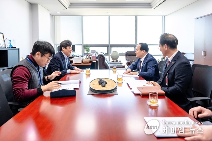 지난 13일 국회를 방문해 오산세무지서 신설 및 기준인건비 증액 등 주요 현안에 대한 협조 요청 사진/오산시청 제공
