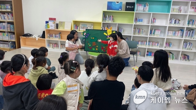 기흥도서관이 진행한 '동기맘과 함께하는 이야기 소풍' 행사 모습 사진/용인특례시청 제공