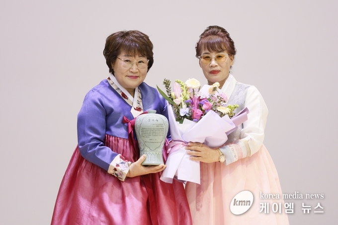 김숙자 회장(왼쪽),서효숙 전임 회장(우측)