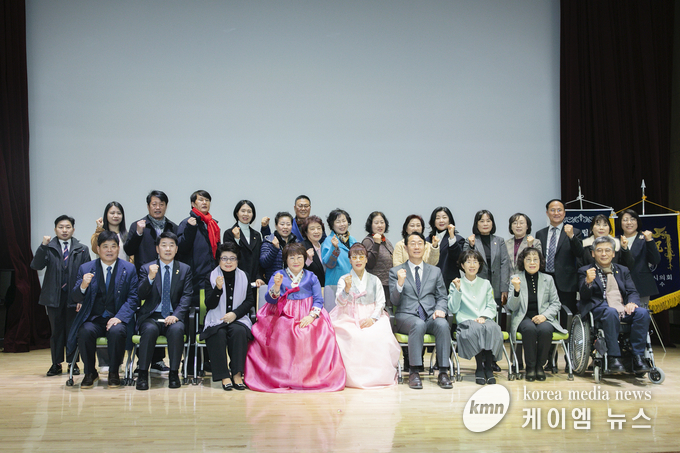 화성시 여성단체협의회 회장 이취임식을 마치고 기념촬영을 하고 있다 사진/화성특례시의회 제곧