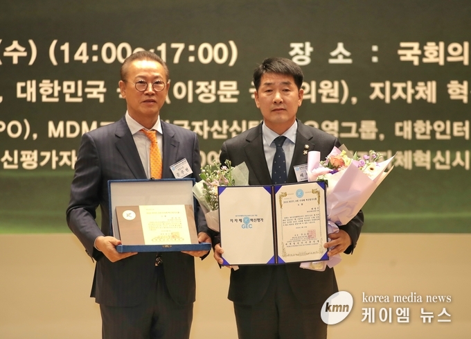 2025 WFPL 8대 지자체 혁신평가에서‘대상(大賞)’을 수상 배정수 의장(우측) 사진/화성특례시의회 제공