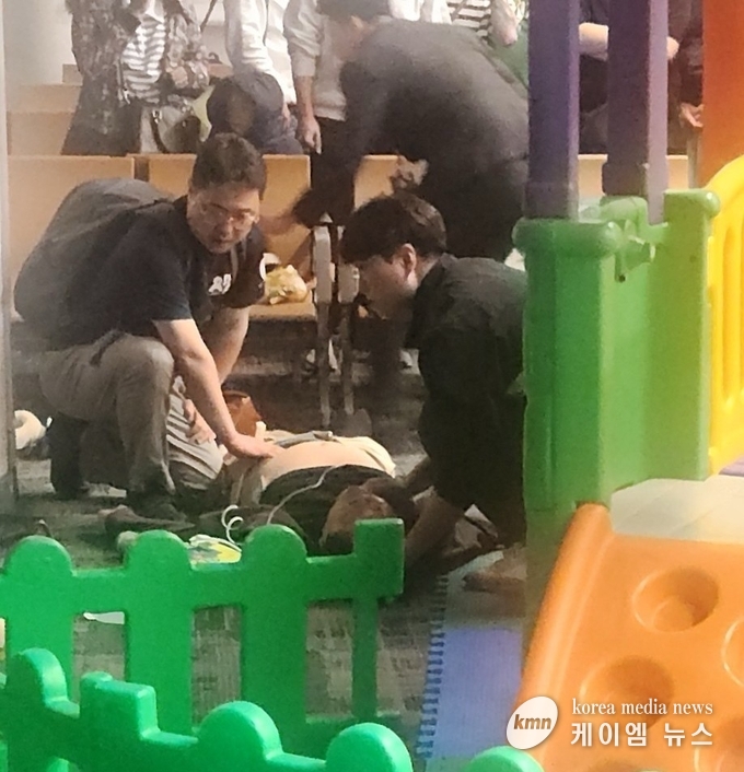 응급처치 중인 은성용 소방교(우)와 최일국 의사(좌) 사진/용인소방서 제공