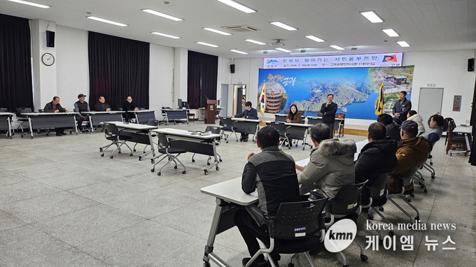 시민옴부즈만 위원 2명과 감사법무담당관 조사팀 직원 2명이 상담을 진행 하고있다 사진/안성시청 제공