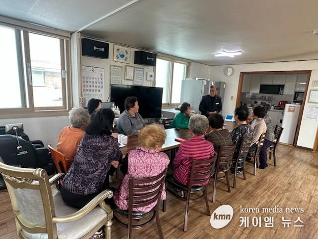  원곡면 경로당 방문(대소) 사진/안성시청 제공