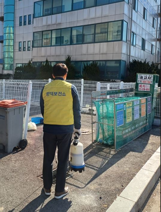 해빙기 모기 유충구제 방역을 하고있다 사진/평택시청 제공