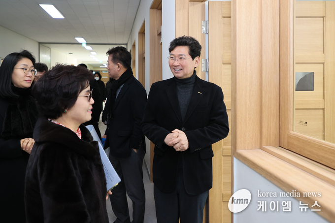 이 시장이 3월 개교하는 처인초·중 통합학교를 방문해 학교장과 학부모 의견을 청취하고 있다 사진/용인특례시청 제공