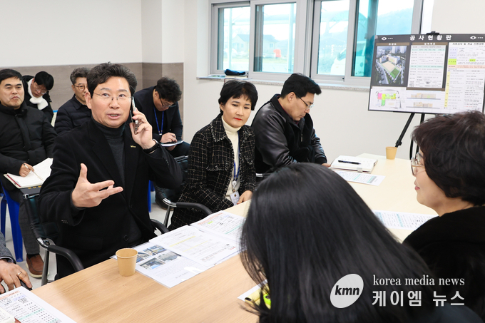  이 시장이 3월 개교하는 처인초·중 통합학교에서 임태희 경기도교육감에게 전화를 걸어 협력을 요청했다 사진/용인특례시청 제공