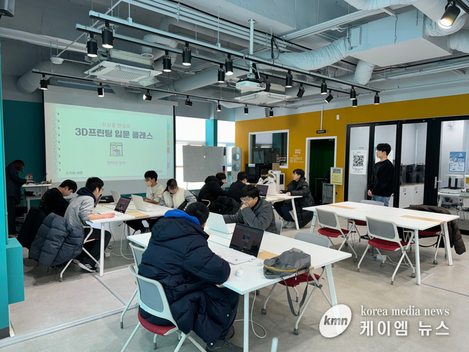 8. 지난 5일 수지도서관에서 청소년을 대상으로 3D 프린팅 체험 교육이 진행되고 있다 사진/용인특례시청 제공