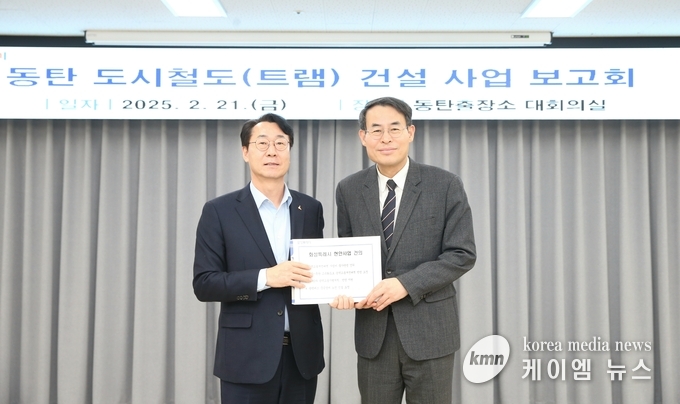 대도시권광역교통위원회 방문(왼쪽 정명근 화성특례시장, 오른쪽 강희업 대광위원장) 사진/화성특례시청 제공