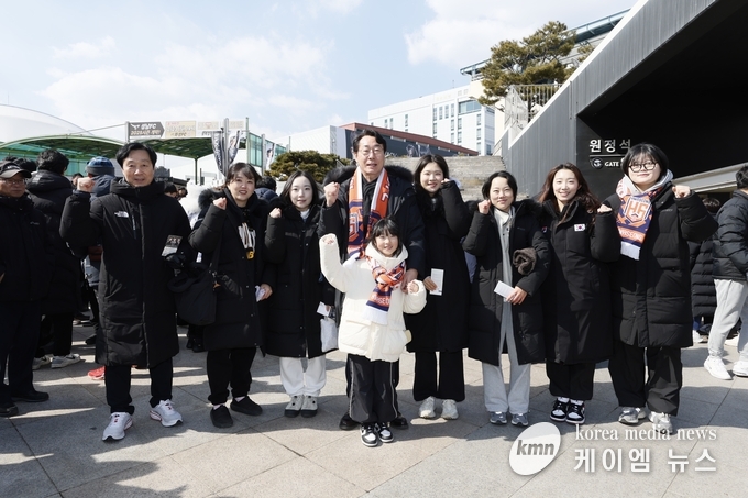 정명근 화성특례시장, 배정수 화성시의회 의장, 시의원 등이 현장을 찾아 선수단을 격려 사진/화성특례시청 제공